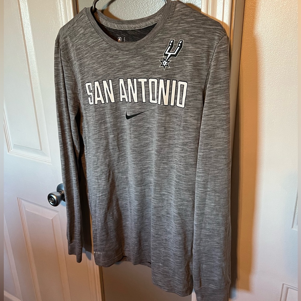 San Antonio Spurs Nike DriFit long sleeve shirt. Size S Looks Great!
